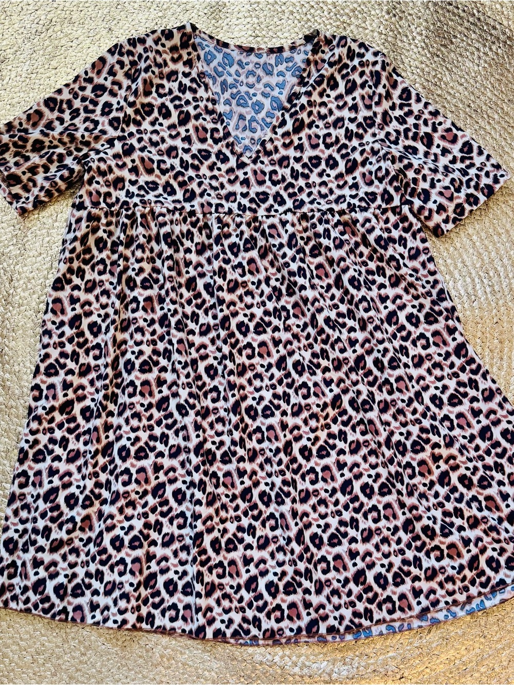 Leopard Print V-Neck Midi Dress ๐บ - Picture 3 of 6